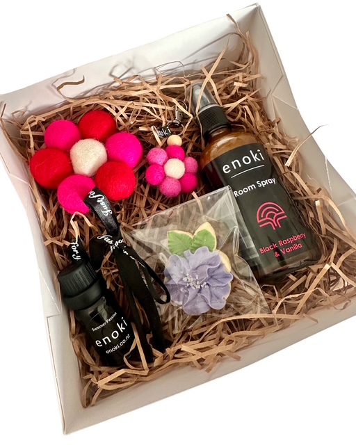 Lily gift box with flower pop diffuser